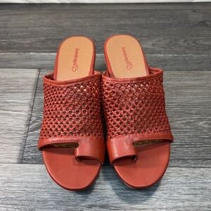 BareTraps Women's Red leather Woven Sandals size 9 (j198)